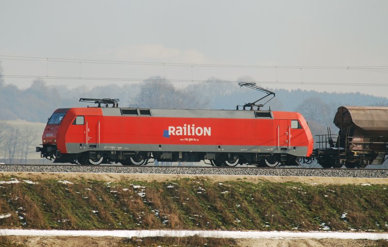 Eine der nur noch wenigen 152er, die die blaue Markierung im Railion-Schriftzug noch am  R  tr�gt! 152 089-9, aufgenommen am 19.01.10, Strecke Augsburg-Ulm, kurz vor Burgau.