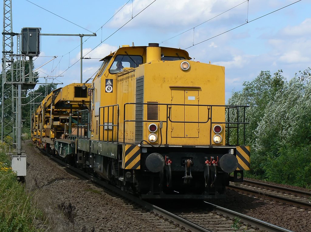 Eine Ost V100 mit Bauzug in Porz Wahn im Juli 09