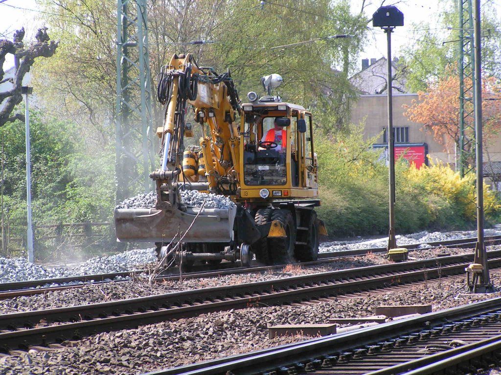 Eine Schaufel voll Schotter und mit Vollgas durch Griesheim. Spannend wie der Schotter transportiert worden ist. War dar zu viel wurde er ab gefahren oder so verteilt.

Patrick E.