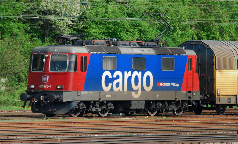Eine Schweizerin auf Abwegen. 421 375-7, aufgenommen am 05.05.13, in Treuchtlingen.