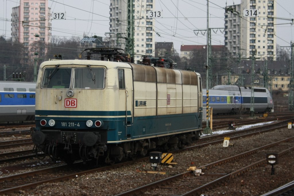 Eine Serie von der 181 211-4 Lorianne mit einem TGV im Hintergrund. Der vorg�nger im Vordergrund und der Nachfolger dahinter. Aber ohne die 181er w�rden die TGV´s nicht mal �ber die Rheinbr�cke kommen da sie ja Probleme mit dem Raureif auf der Oberleitung.

Patrick E.