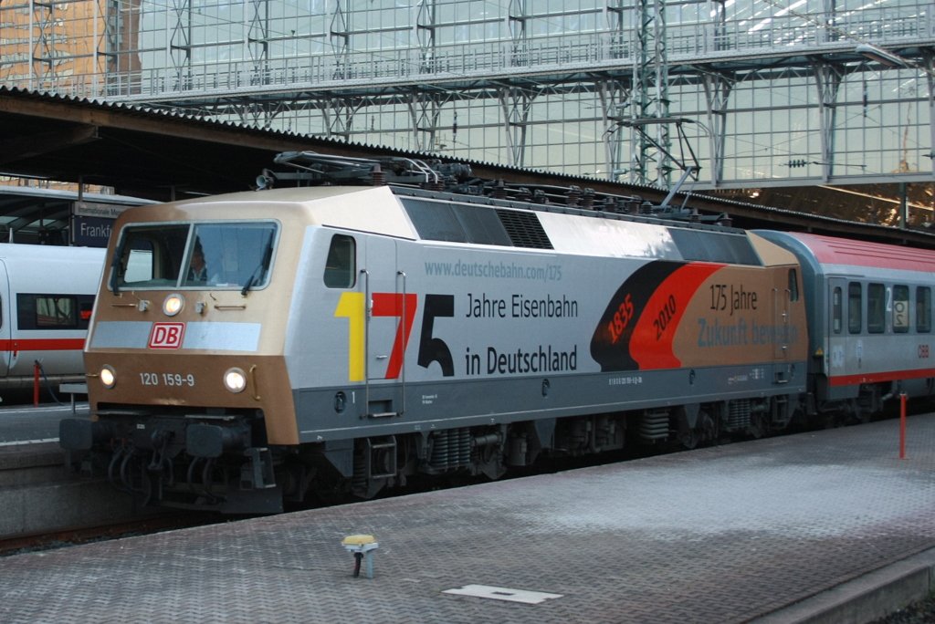 Endlich auch mal in Frankfurt erwischt. Die wundersch�ne 120 159-9 leider mit einer leichten Delle. Am 06.04.2010 