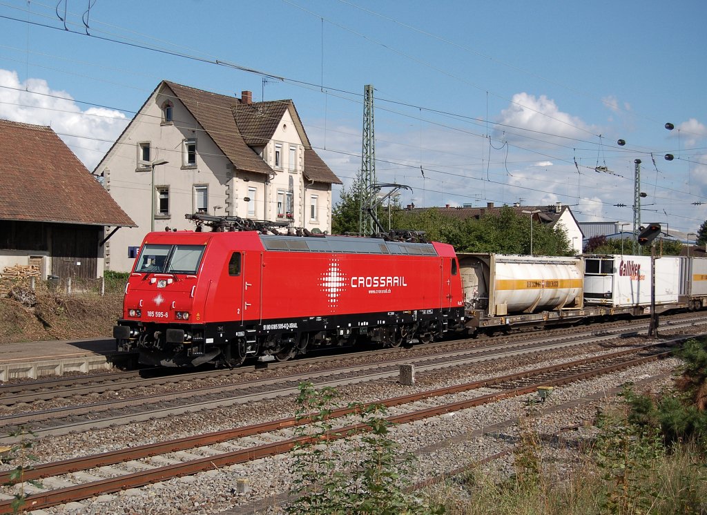 Endlich mal etwas Abwechslung, danke Cross Rail, die im Neuen Outfit Lackierte 185 595 durchfuhr den Bahnhof Effringen-Kirchen Richtung Freiburg.
Aufgenommen am 10.09.2010