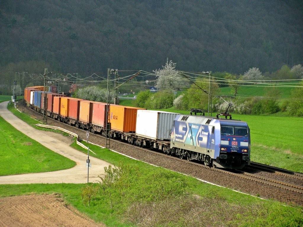 Endlich mal im Maintal ein Albatros mit Sonne. Die 152 135 ist mit einem Containerzug Richtung W�rzburg unterwegs.
Augenommen in Wenfeld ( Maintal ) am 21.04.2010.