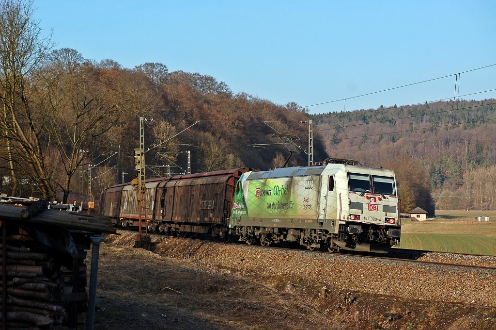 Endlich mal eine neue Werbelok von DB Schenker unterwegs.
Hier in Solnhofen ( Altm�hltal )konnte die 185 389 CO2 mit ihrem gemischten G�terzug abgelichtet werden.
Aufgenommen am 12.03.2011.