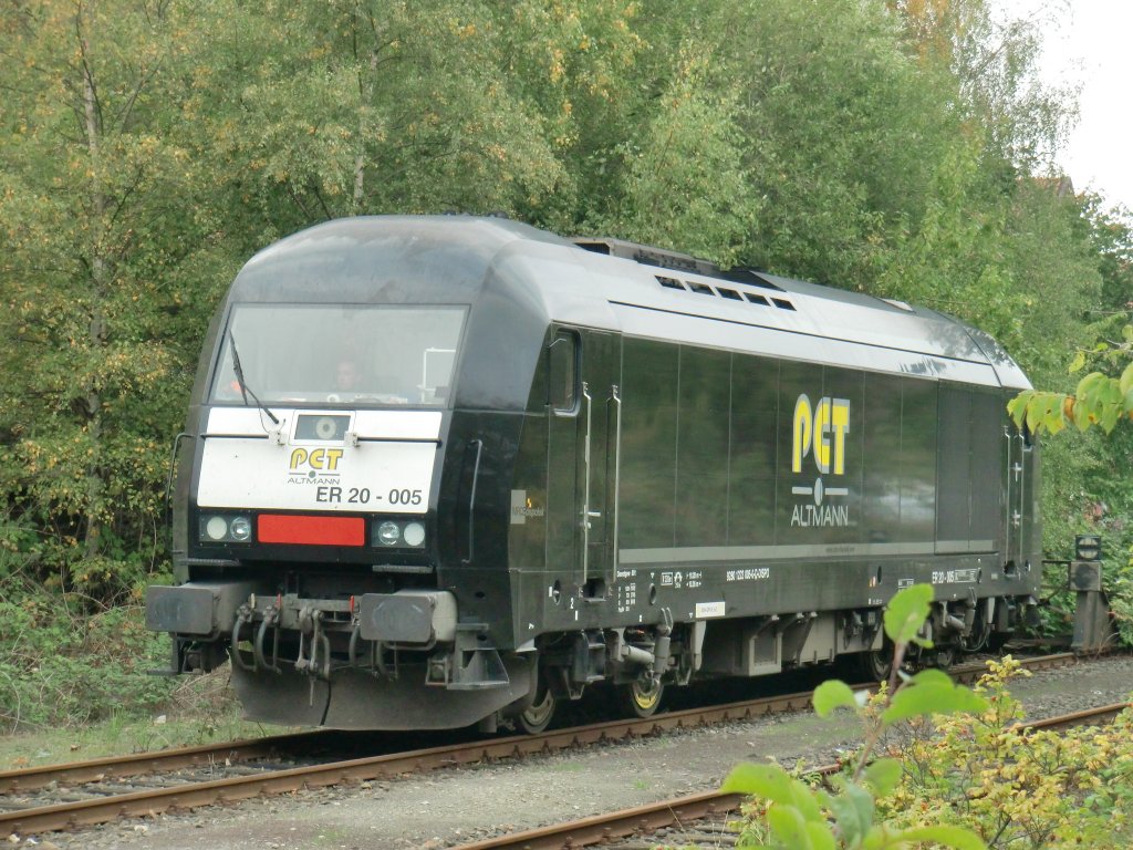 ER 20-005 von PCT Altmann am 12.10.10. hinter dem Bahnhof von Cuxhaven mit Fahrtziel G�terhaven.