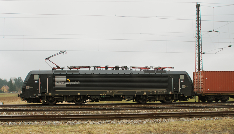 ES 64 F4-034, aufgenommen am 28.02.11, bei der Durchfahrt durch Gersthofen.