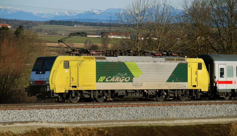 ES 64 F4-088, aufgenommen am 27.02.10, kurz vor A�ling, Strecke Rosenheim-M�nchen.
