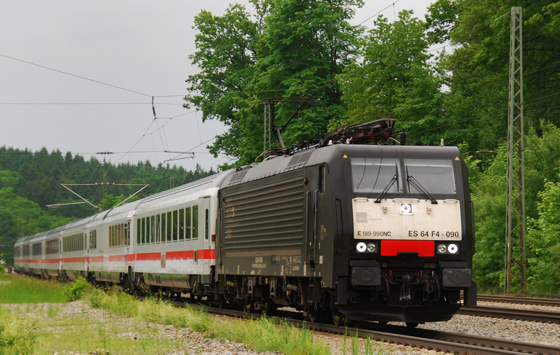 ES 64 F4-090, aufgenommen am 01.06.10, bei der Durchfahrt durch A�ling.