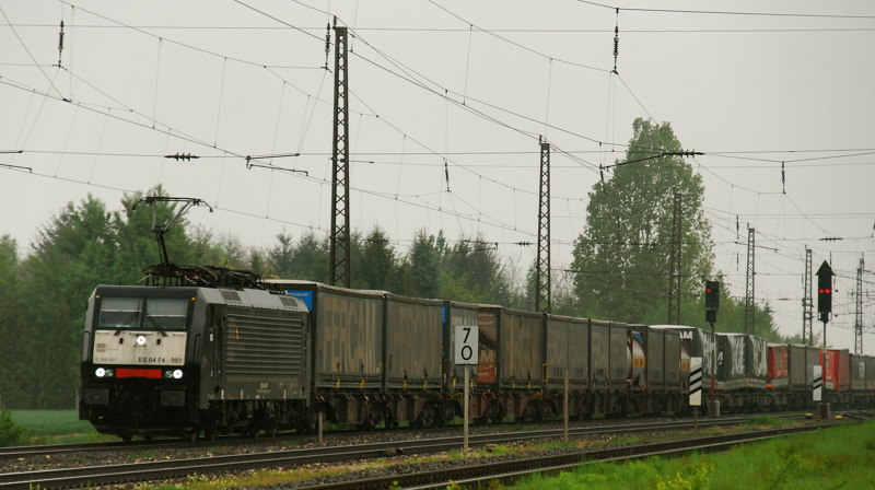ES 64 F4-097, aufgenommen bei der Durchfahrt durch Gersthofen, am 13.05.10.