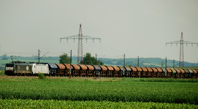 ES 64 F4-200 + 186 140-0, aufgenommen am 14.06.10, kurz vor Mindelaltheim.