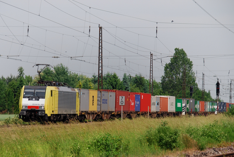 ES 64 F4-202, aufgenommen am 10.06.10, bei der Durchfahrt durch Gersthofen.