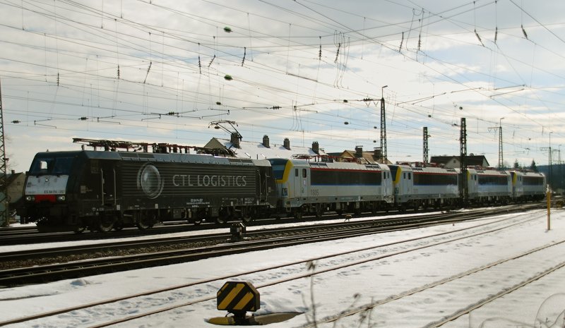 ES 64 F4-207, CTL Logistic, + 180 050-2 + 180 110-4 + 180 360-5 + 180 .... 1806! Aufgenommen am 21.02.10, bei der Durchfahrt durch Treuchtlingen.