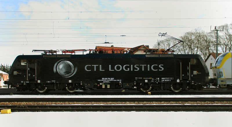 ES 64 F4-207, CTL Logistics, aufgenommen am 21.02.10, bei der Durchfahrt durch Treuchtlingen.