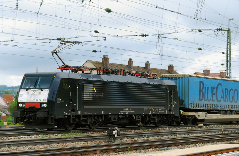 ES 64 F4-213, aufgenommen am 15.05.10, bei der Durchfahrt durch Treuchtlingen.