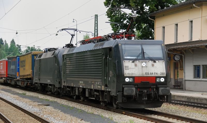 ES 64 F4-281 + ES 64 U2-005, aufgenommen am 11.06.11, bei der Durchfahrt durch A�ling, Obb.