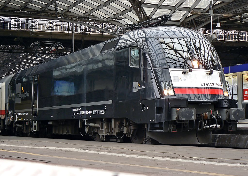 ES 64 U2 001 im ICE Ersatzverkehr zwischen Bonn und Hamm in K�ln Hbf. am 22.01.2010