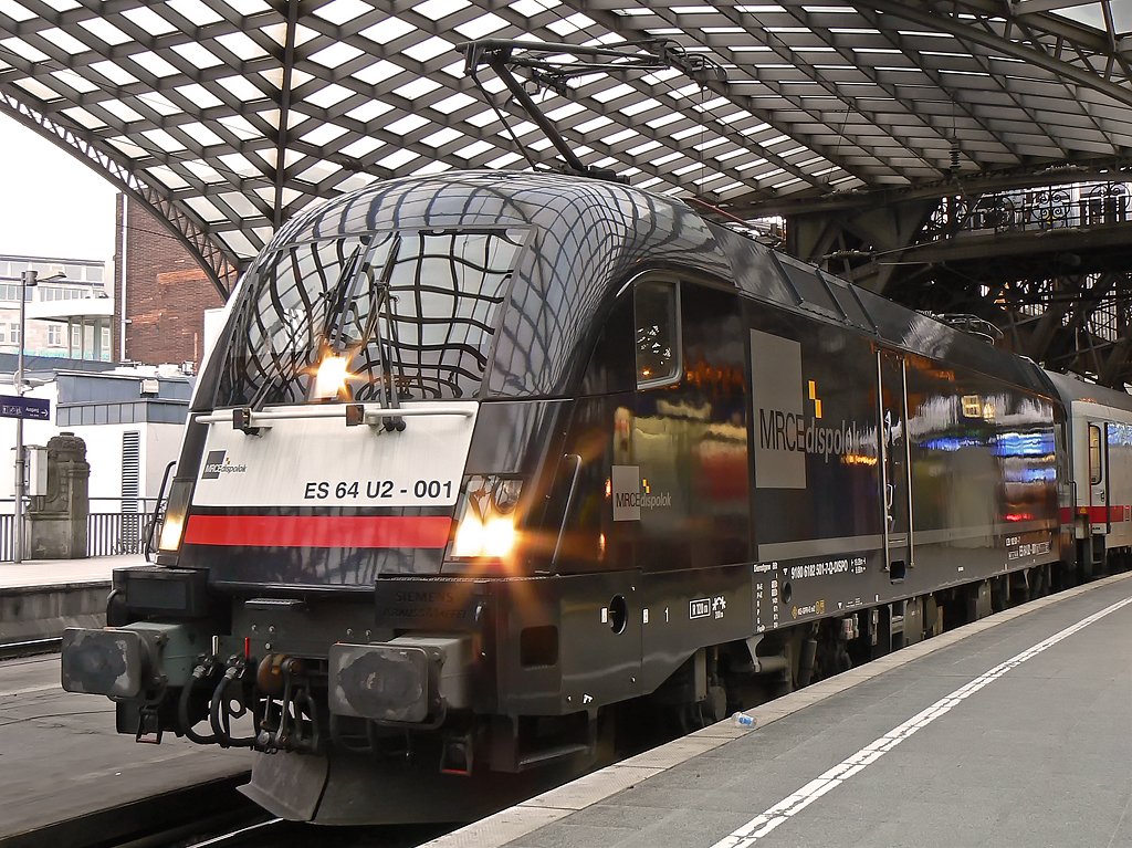 ES 64 U2 001 im ICE Ersatzverkehr zwischen Bonn und Hamm in K�ln Hbf. am 22.01.2010
