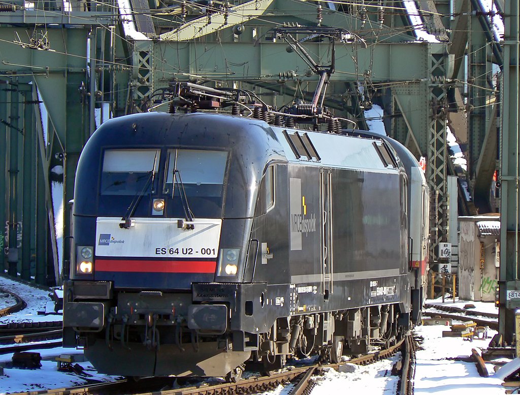 ES 64 U2 001 im ICE Ersatzverkehr in K�ln Hbf am 16.02.2010