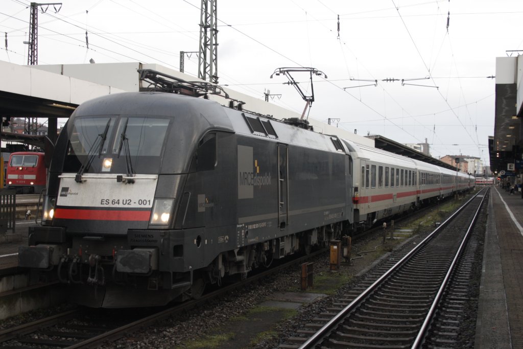 ES 64 U2 001 mit dem IC 2082 nach Hamburg Altona in W�rzburg HBF am 12.12.2010