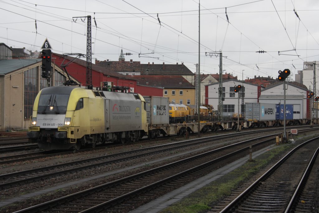 ES 64 U2 006 mit einem Containerzug in W�rzburg HBF am 12.12.2010