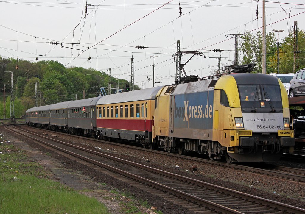 ES 64 U2-007 / 182 507 mit Fussballsonderzug von M´Gladbach nach Augsburg in K�ln West am 28.04.2012