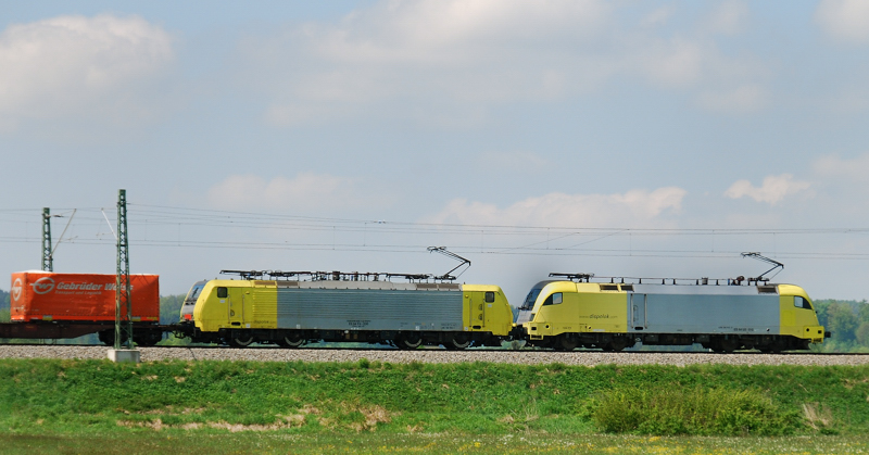ES 64 U2-012 + ES 64 F4-030, aufgenommen am 04.05.11, kurz vor Burgau.