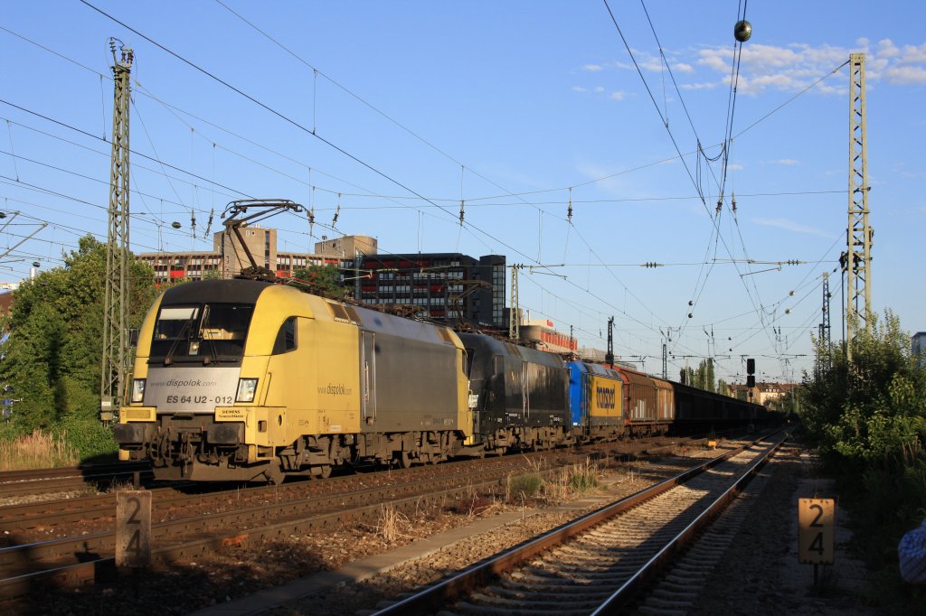 ES 64 U2 012 mit einem G�terzug am 01.08.2010 in M�nchen Heimeranplatz. 