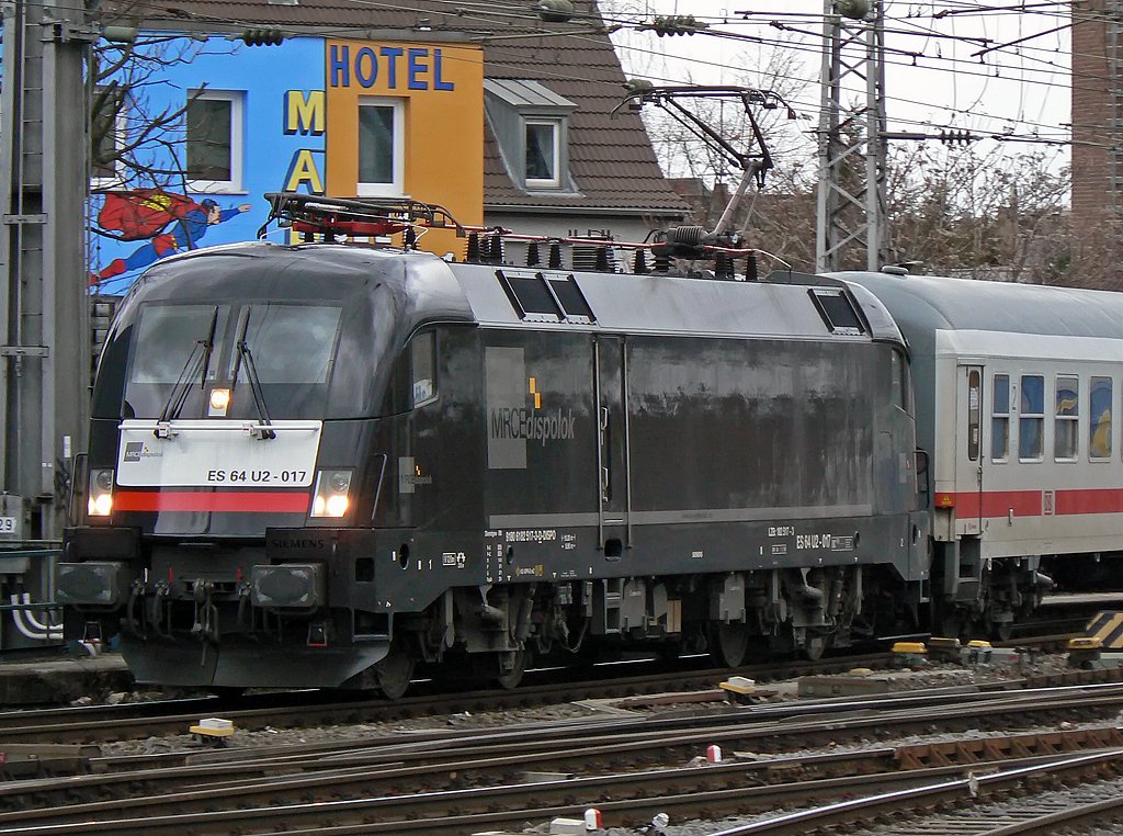 ES 64 U2 017 bei der Einfahrt in K�ln Hbf am 28.02.2010