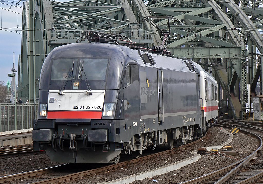 ES 64 U2-026 kommt mit dem IC 2046 aus Hannover in K�ln Hbf an (28.03.2010)