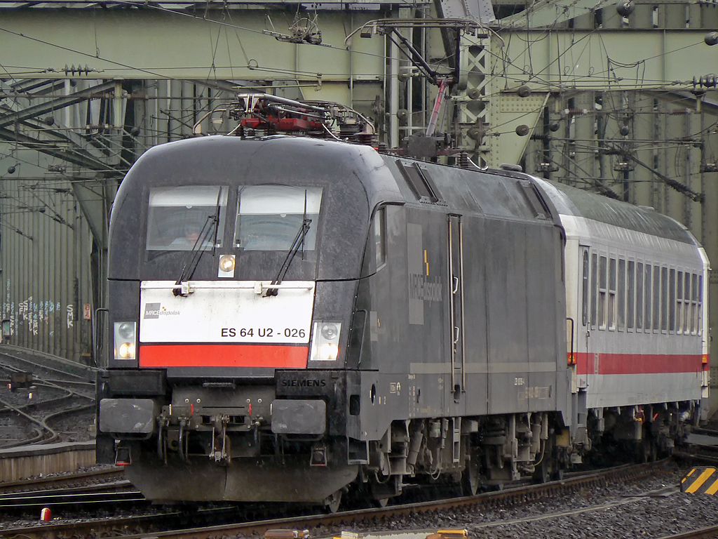 ES 64 U2-026 mit dem IC 1800 nach Hamburg Altona bei der Einfahrt in K�ln Hbf. am 02.05.2010