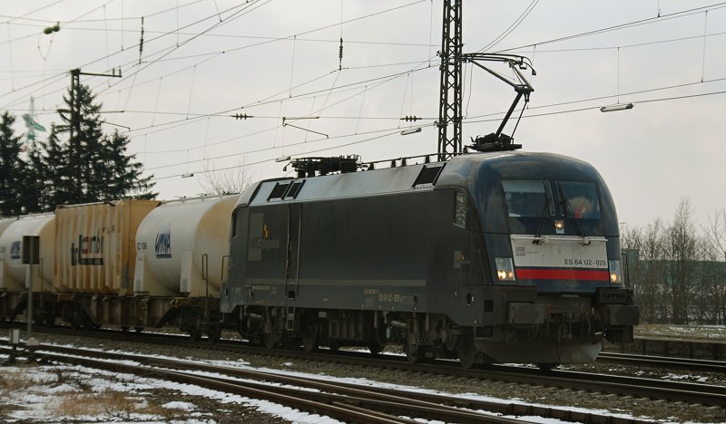 ES 64 U2-029, der MRCE, aufgenommen am 09.03.10, bei der Durchfahrt durch Gersthofen, Strecke Augsburg-Donauw�rth.