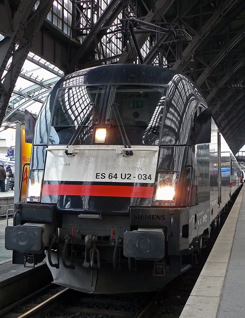 ES 64 U2 034 im ICE Ersatzverkehr zwischen Bonn und Hamm in K�ln Hbf. am 22.01.2010