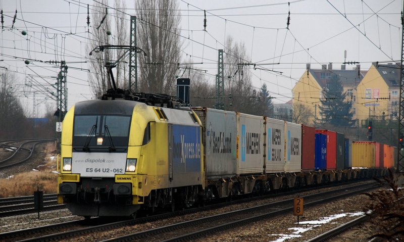 ES 64 U2-062, boxXpress, aufgenommen am 23.01.10, bei der Durchfahrt mit einem Containerzug durch den Heimeranplatz.