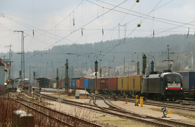 ES 64 U2-063, aufgenommen am 19.03.11, bei der Durchfahrt durch Treuchtlingen.