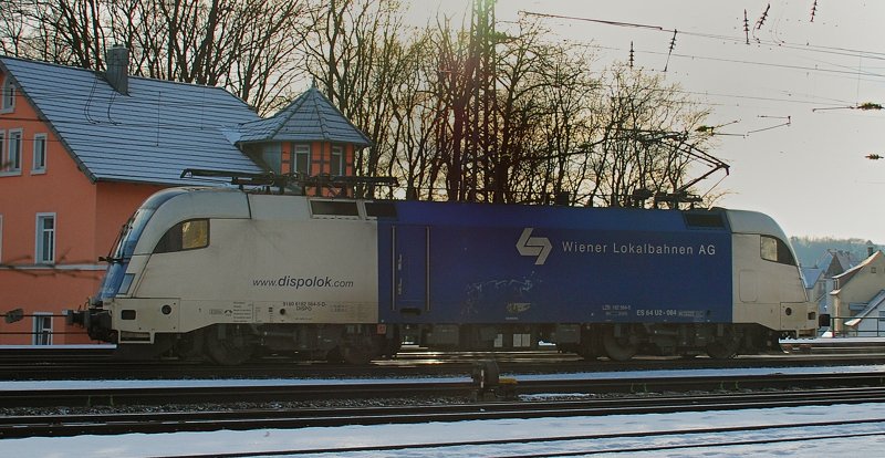 ES 64 U2 064, Wiener Lokalbahnen, aufgenommen am fr�hen Morgen, im sch�nsten Gegenlicht (St�hn!), bei einer Soldurchfahrt durch Treuchtlingen, am 21.02.10.