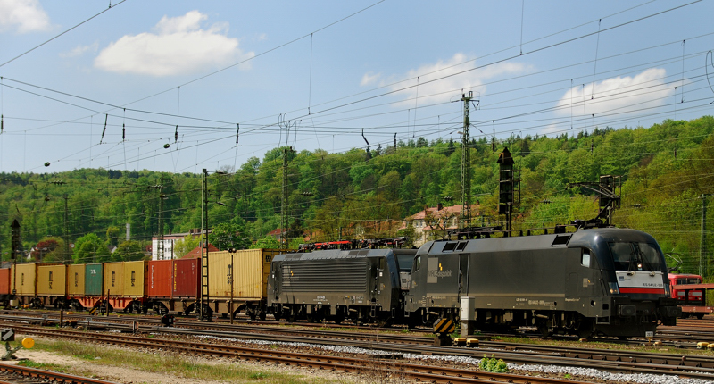 ES 64 U2-069 + ES64 F4-038, aufgenommen am 30.04.11, bei der Durchfahrt durch Treuchtlingen.