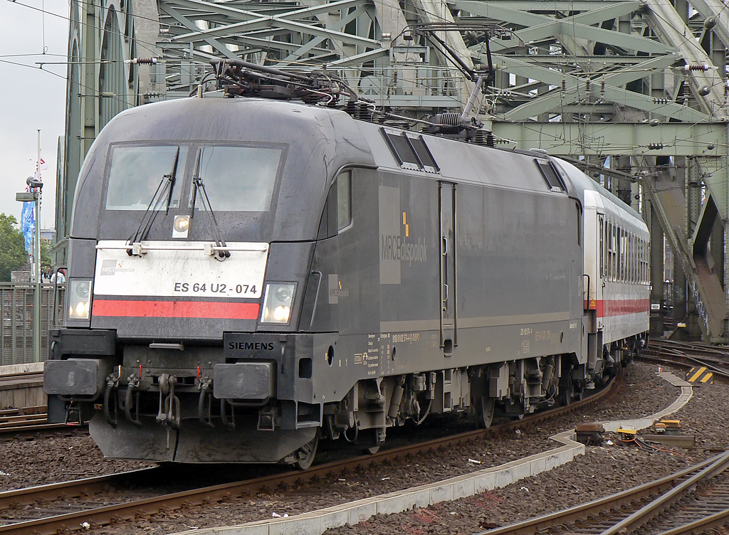 ES 64 U2-074 mit einem IC aus Leipzig kommend in K�ln Hbf am 30.05.2010