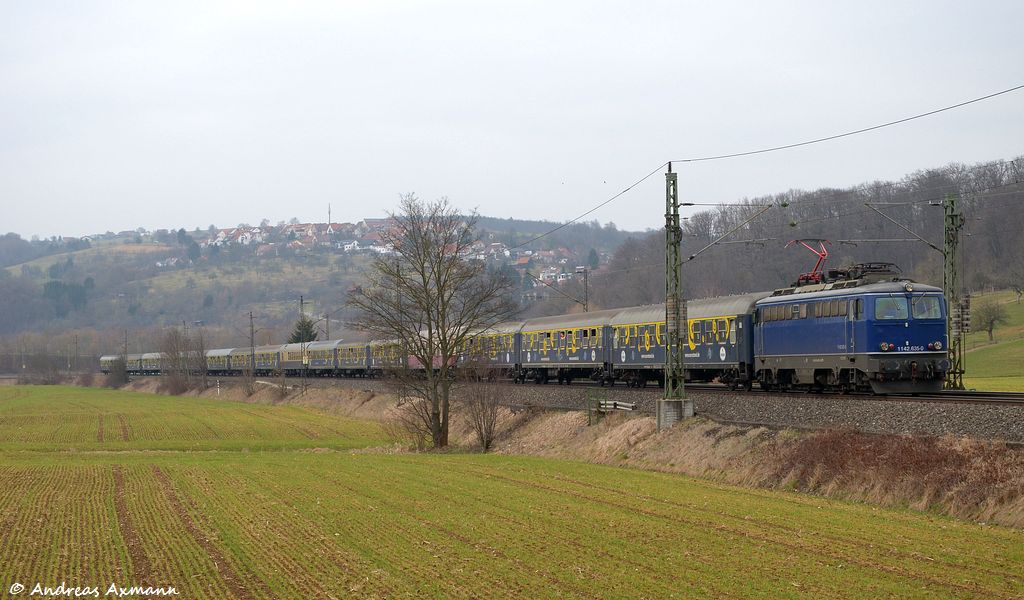 Fahrt der FCB - Fans (Basel) zum FCB (Bayern) mit der North Rail 1142 635-3 mit 16 Wagen der Eurostrand. Gleich erreicht er Uhingen auf ihrem Weg nach M�nchen. (13.03.2012)