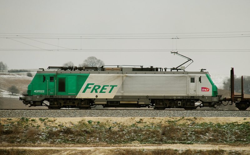 FRET 437022 war schon wieder mit einem Holzleerzug auf der Strecke Augsburg-Ulm. Aufgenommen am 16.12.09, kurz vor Burgau.