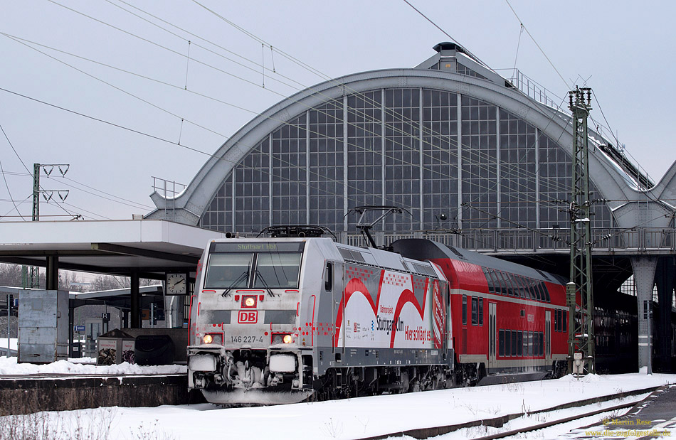 F�r das umstrittene Milliardengrab  Stuttgart 21  wirbt die 146 227. Mit dem RE4909 nach Stuttgart Hbf verl�sst die Lok den Karlsruher Hauptbahnhof. 13.2.2010