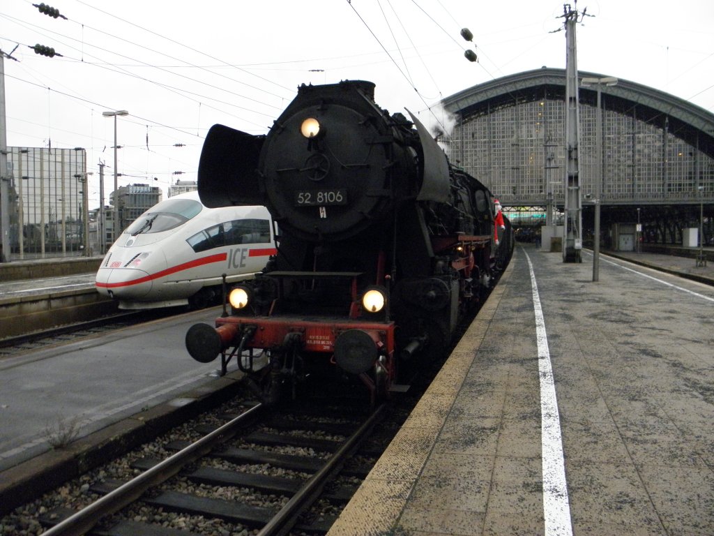Generationen Treffen im K�lner Hbf, 52 8106 und ICE 3 am 11.12.10