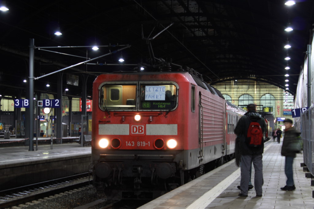Gerade hat man an 143 819-1 das selbstgebaute Letzte Fahrt Schild angebracht. Es ist der 11.12.2010 in Wiesbaden Hbf