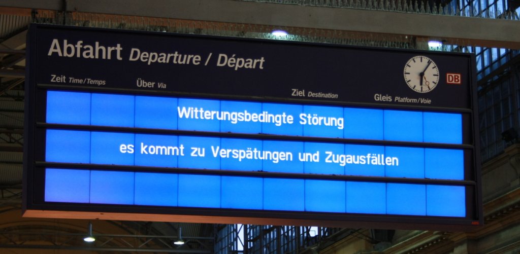 Hier der Anzeiger der S-Bahn Gleise. Ich habe mal unten geguckt und bin dann gleich wieder umgekehrt, denn die tiefbahnsteige waren genau so �berf�llt wie oben und es fuhr keine S-Bahn.

Patrick E.