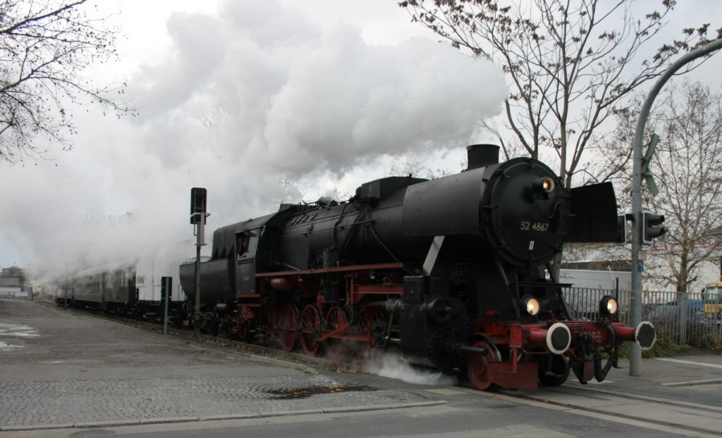 Hier bescleunigt die 52 4867 gerade Ihren Sonderzug nach dem der B� geschlossen worden ist.

Patric E.