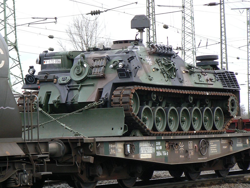 Hier ein Detailbild der Ladung des gem. Gz. , der mit 155 269-4 Gremberg am 25.2.2010 verliess , ein Bergepanzer auf Leopard 1 Basis ( B�ffel )