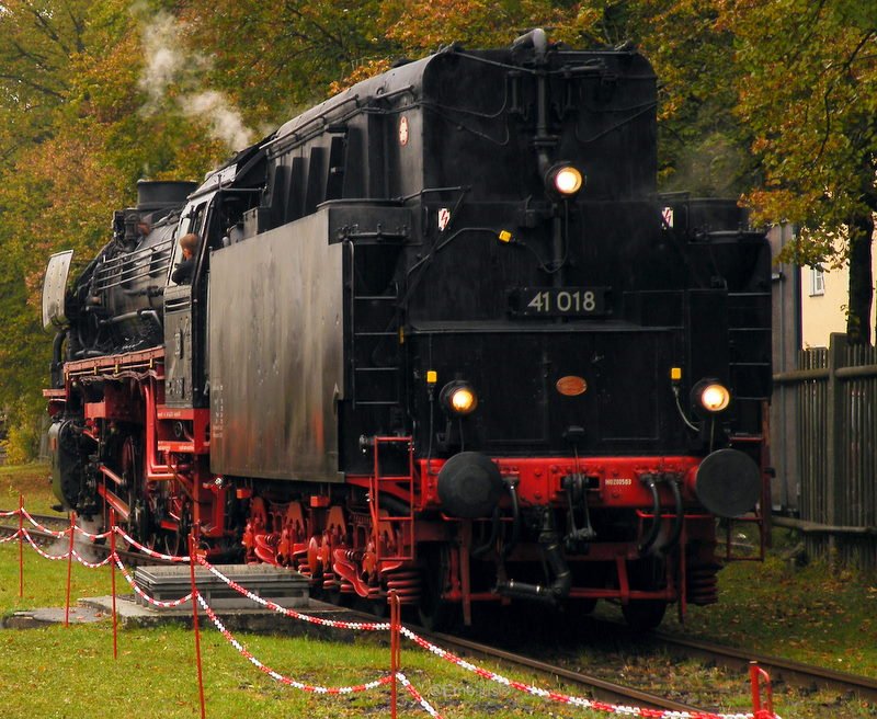 Hier mal die 41 018 im Bahnpark Augsburg. Man erkennt noch die Einschussl�cher aus dem Krieg. Ein Tipp es lief damals nur Wasser aus da Sie erst sp�ter auf �l umger�stet wurde.

Patrick E.