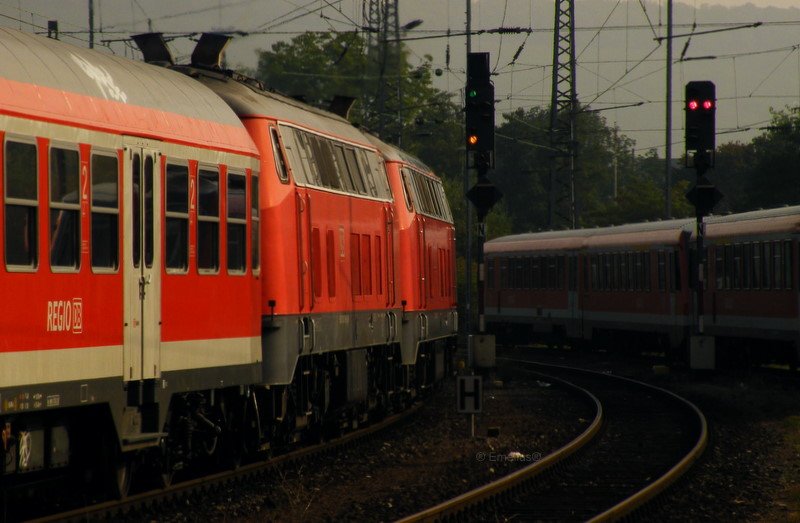 Hier mal in alten Alben gest�bert. ich fand dieses Bild von Heilbronner Hbf. Eine 218er Doppeltraktion beschleunigt hier gerade ich glaube nach Mannheim Hbf. Ich fand dieses Bild sehr interesant da die Loks sich schon leicht in die Kurven neigen und ich wollte mal von euch wissen was Ihr von dieser Stimmungsaufnahme haltet. Also schreibt mir Kommentare 

Mit freundlichen Gr��en

P. Emelius