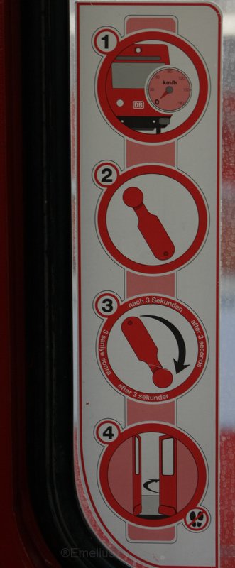 Hier mal eine Anleitung wie man aus den N-Wagen ohne Probleme aussteigt. Ich glaube dieser Wagen stammt aus dem Raum Hamburg den ich sah dieses dort. In Hessen habe ich sowas noch nicht gesehen. Hier auf dem Weg nahc Frankfurt Hbf.

Patrick E.