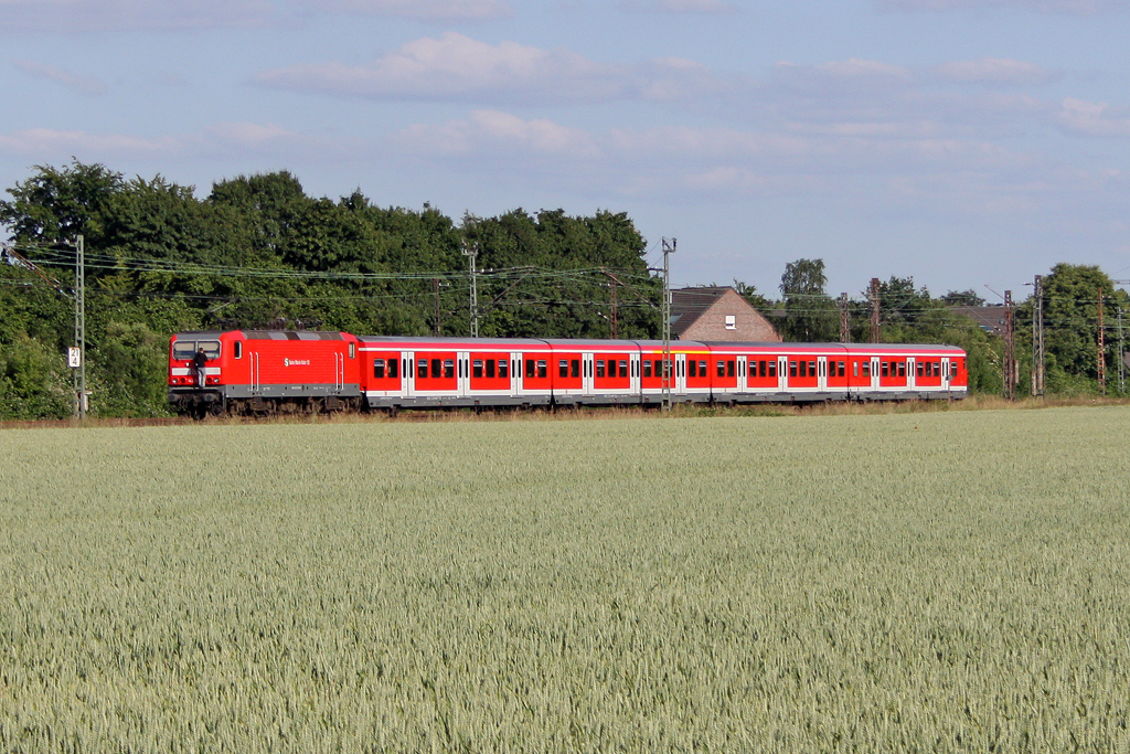 Hier Schiebt die 143 247 samt einen S-Bahn Surfer ihre S6 Richtung K�ln Nippes in Langenfeld(Rhld)am 17,06,12